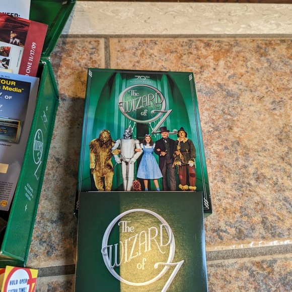 The Wizard of Oz 70th Anniversary Ultimate Collectors Edition # 112,907 Blu-Ray - Picture 10 of 10